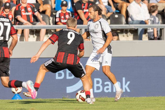 Testspiel: FSV Frankfurt - Eintracht Frankfurt, 12.08.2026 Giorgio del Vecchio (FSV Frankfurt 8) & Jonathan Burkardt (Eintracht Frankfurt 9) im Zweikampf u mden Ball, FSV Frankfurt - Eintracht Frankfurt, Frankfurt, BBBank Arena, 12.8.2026 *** Friendly Match: FSV Frankfurt vs. Eintracht Frankfurt, August 12, 2026; Giorgio del Vecchio (FSV Frankfurt, No. 8) and Jonathan Burkardt (Eintracht Frankfurt, No. 9) battle for the ball, FSV Frankfurt vs. Eintracht Frankfurt, Frankfurt, BBBank Arena, August 12, 2026 Copyright: xBEAUTIFULxSPORTS Gawlikx