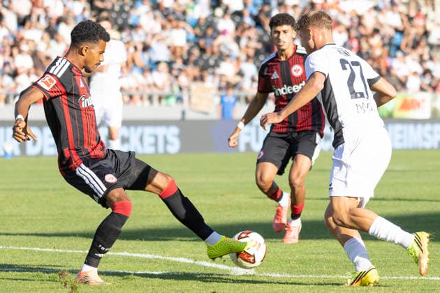 Testspiel: FSV Frankfurt - Eintracht Frankfurt, 12.08.2026 Ansgar Knauff (Eintracht Frankfurt 7) klärt den Ball vor Emmanuel McDonald (FSV Frankfurt 27), FSV Frankfurt - Eintracht Frankfurt, Frankfurt, BBBank Arena, 12.8.2026 *** Friendly Match: FSV Frankfurt vs. Eintracht Frankfurt, August 12, 2026. Ansgar Knauff (Eintracht Frankfurt, No. 7) clears the ball away from Emmanuel McDonald (FSV Frankfurt, No. 27). FSV Frankfurt vs. Eintracht Frankfurt, Frankfurt, BBBank Arena, August 12, 2026 Copyright: xBEAUTIFULxSPORTS Gawlikx