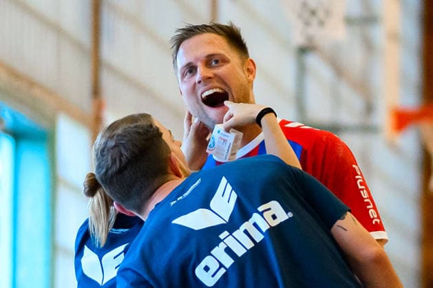 Bietigheim: HBL - 26 27 - SG BBM Bietigheim - Pfadi Winterthur Fabian Wiederstein (Bietigheim) Verletzt Verletzung Schmerzen Bietigheim-Bissingen Halle am Viadukt Baden-Württemberg Deutschland *** Bietigheim HBL 26 27 SG BBM Bietigheim Pfadi Winterthur Fabian Wiederstein Bietigheim Injured Injury Pain Bietigheim Bissingen Halle am Viadukt Baden-Württemberg Germany