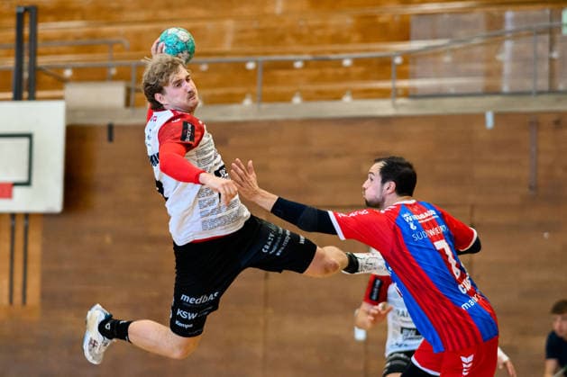 Bietigheim: HBL - 26 27 - SG BBM Bietigheim - Pfadi Winterthur Daniel Parkomenko (Winterthur), Dominik Claus (Bietigheim) Bietigheim-Bissingen Halle am Viadukt Baden-Württemberg Deutschland *** Bietigheim HBL 26 27 SG BBM Bietigheim Pfadi Winterthur Daniel Parkomenko Winterthur, Dominik Claus Bietigheim Bietigheim Bissingen Halle am Viadukt Baden-Württemberg Germany