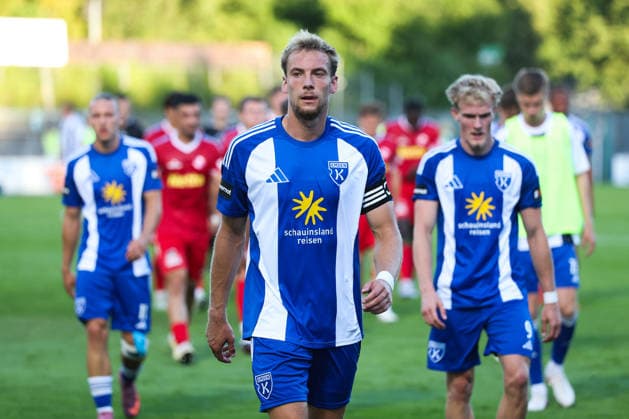 12.08.2026, Fussball, Herren, Regionalliga Nord, 16. Spieltag, FC Eintracht Norderstedt - BSV Kickers Emden Peer Mahncke (blau 5 BSV Kickers Emden) auf dem Weg in die Halbzeit *** August 12, 2026, Soccer, Men s, Regionalliga Nord, Matchday 16, FC Eintracht Norderstedt vs. BSV Kickers Emden, Peer Mahncke (blue, No. 5), BSV Kickers Emden heading into halftime