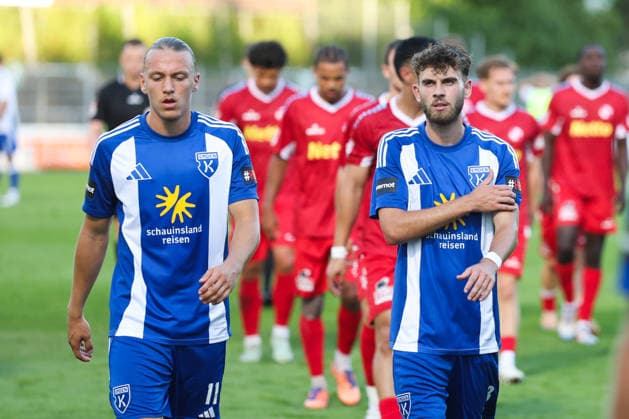 12.08.2026, Fussball, Herren, Regionalliga Nord, 16. Spieltag, FC Eintracht Norderstedt - BSV Kickers Emden Matti Tjaden (links blau 11 BSV Kickers Emden) und Bogdan Shubin (blau 8 BSV Kickers Emden) auf dem Weg in die Halbzeit *** August 12, 2026, Soccer, Men’s, Regionalliga Nord, Matchday 16, FC Eintracht Norderstedt vs. BSV Kickers Emden: Matti Tjaden (left, blue, 11) of BSV Kickers Emden and Bogdan Shubin (blue, 8) of BSV Kickers Emden on their way to halftime