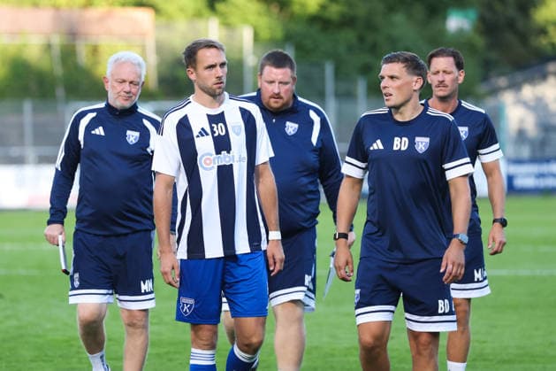 12.08.2026, Fussball, Herren, Regionalliga Nord, 16. Spieltag, FC Eintracht Norderstedt - BSV Kickers Emden Fabian Herbst (blau 4 BSV Kickers Emden) verletzt in die Halbzeit *** August 12, 2026, Soccer, Men s, Regionalliga Nord, Matchday 16, FC Eintracht Norderstedt vs. BSV Kickers Emden, Fabian Herbst (blue, No. 4) from BSV Kickers Emden was injured at halftime