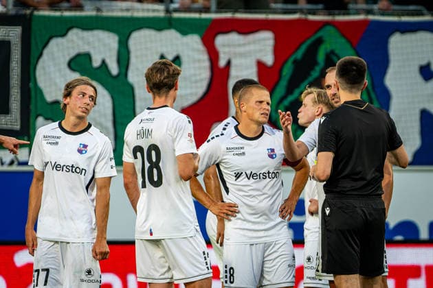 SOCCER - UEFA ECL, Rapid vs Paide VIENNA,AUSTRIA,12.AUG.26 - SOCCER - UEFA Conference League, qualification, SK Rapid Wien vs Paide Linnameeskond. Image shows the disappointment of Daniel Luts, Oskar Hoim and Henrik Ojamaa (Paide) after referee Denys Shurman (UKR) and the VAR have awarded a penalty kick to SK Rapid Wien.  GEPAxpictures xKevinxHackner