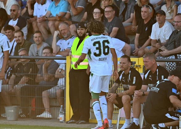 12.08.2026; Velbert; Fussball, Herren, Saison 2026 2027, Testspiel SSVg Velbert vs. Borussia Moenchengladbach Wael Mohya (Gladbach, 36) humpelt verletzt vom Platz, Eugen Polanski (Trainer Gladbach, auf der Bank links) und Markus Gellhaus (Co-Trainer Gladbach, bank rechts) schauen besorgt DFL regulations prohibit any use of photographs as image sequences and or quasi-video. IMS Arena Nordrhein-Westfalen Deutschland *** August 12, 2026 Velbert Soccer, Men’s, 2026–2027 Season, Friendly Match: SSVg Velbert vs. Borussia Mönchengladbach. Wael Mohya (Gladbach), 36, limps off the field injured, Eugen Polanski, Gladbach coach, on the left side of the bench, and Markus Gellhaus, Gladbach assistant coach, on the right side of the bench, look concerned. DFL regulations prohibit any use of photographs as image sequences and or quasi-video. IMS Arena, North Rhine-Westphalia, Germany