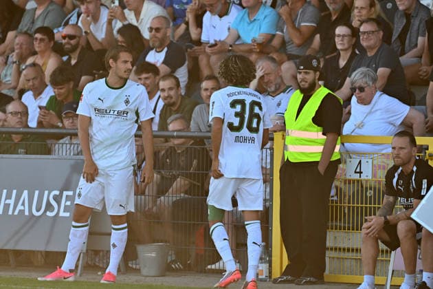 12.08.2026; Velbert; Fussball, Herren, Saison 2026 2027, Testspiel SSVg Velbert vs. Borussia Moenchengladbach Wael Mohya (Gladbach, re.) humpelt verletzt in die Kabine. Florian Neuhaus (Gladbach, li.) wird fuer ihn eingewechselt DFL regulations prohibit any use of photographs as image sequences and or quasi-video. IMS Arena Nordrhein-Westfalen Deutschland *** August 12, 2026 Velbert Soccer, Men s, 2026–2027 Season, Friendly Match: SSVg Velbert vs. Borussia Mönchengladbach; Wael Mohya (Gladbach, right) limps off the field injured; Florian Neuhaus (Gladbach, left) comes on as a substitute. DFL regulations prohibit any use of photographs as image sequences and or quasi-video. IMS Arena, North Rhine-Westphalia, Germany