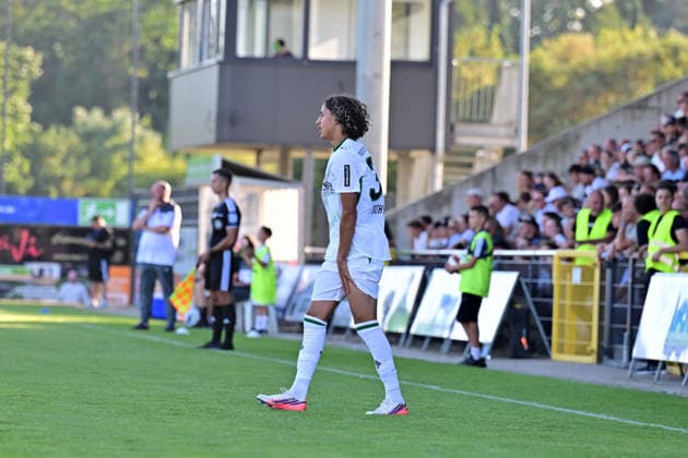 12.08.2026; Velbert; Fussball, Herren, Saison 2026 2027, Testspiel SSVg Velbert vs. Borussia Moenchengladbach Wael Mohya (Gladbach) steht angeschlagen auf dem Platz; er hält sich den linken Oberschenkel DFL regulations prohibit any use of photographs as image sequences and or quasi-video. IMS Arena Nordrhein-Westfalen Deutschland *** August 12, 2026 Velbert Soccer, Men s, 2026–2027 Season, Friendly Match: SSVg Velbert vs. Borussia Mönchengladbach. Wael Mohya of Gladbach is on the field, holding his left thigh. DFL regulations prohibit any use of photographs as image sequences and or quasi-video. IMS Arena, North Rhine-Westphalia, Germany