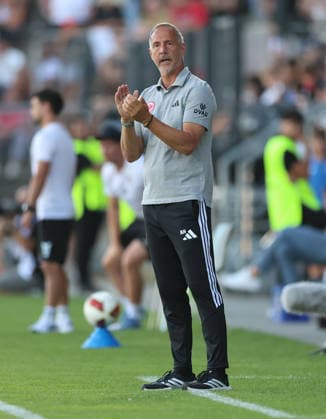 12.08.2026, Fussball Testspiel, FSV Frankfurt - Eintracht Frankfurt, v.l., Trainer Adi Hütter (Eintracht Frankfurt) gibt Anweisungen, gestikuliert, mit den Armen gestikulieren, gives instructions, gesticulate DFL DFB REGULATIONS PROHIBIT ANY USE OF PHOTOGRAPHS AS IMAGE SEQUENCES AND OR QUASI-VIDEO. xdcx *** August 12, 2026, Soccer Friendly Match, FSV Frankfurt vs. Eintracht Frankfurt, from left, Coach Adi Hütter of Eintracht Frankfurt gives instructions, gesticulates, waves his arms, gives instructions, gesticulates. DFL and DFB regulations prohibit any use of photographs as image sequences and or quasi-video. xdcx Copyright: HMBxMedia Claus