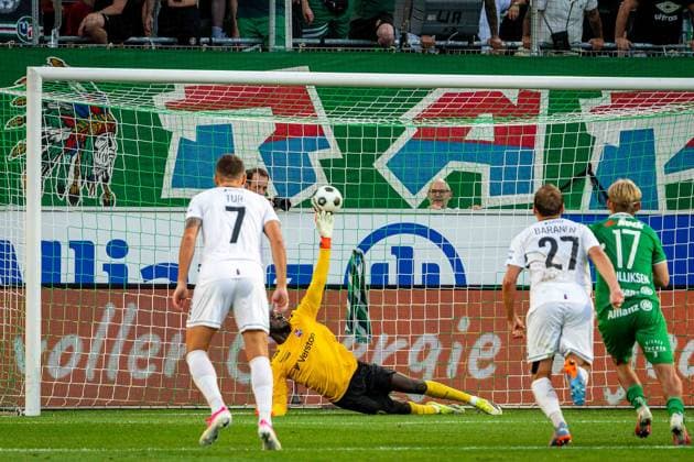 SOCCER - UEFA ECL, Rapid vs Paide VIENNA,AUSTRIA,12.AUG.26 - SOCCER - UEFA Conference League, qualification, SK Rapid Wien vs Paide Linnameeskond. Image shows Ebrima Jarju (Paide) conceding a goal from a penalty kick.  GEPAxpictures xKevinxHackner