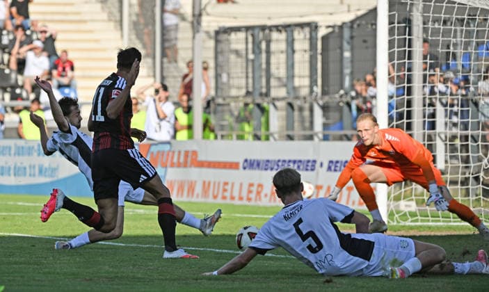12.08.2026, xjhx, Fussball Testspiel, FSV Frankfurt - Eintracht Frankfurt v.l. Younes Ebnoutalib (Eintracht Frankfurt), Phil Kemper (FSV Frankfurt), Lucas Becker (FSV Frankfurt) Frankfurt am Main *** August 12, 2026, xjhx, Soccer Friendly Match, FSV Frankfurt vs. Eintracht Frankfurt, Younes Ebnoutalib (Eintracht Frankfurt), Phil Kemper (FSV Frankfurt), Lucas Becker (FSV Frankfurt), Frankfurt am Main