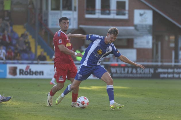 Fußball I Herren I Saison 2026 2027 I Regionalliga Nord I 3.Spieltag I Eintracht Norderstedt - BSV Kickers Emden I 12.08.2026 Milad Nejad Haji Lor (30, FC Eintracht Norderstedt) Nick Stepantsev (39, BSV Kickers Emden) Norderstedt Edmund Plambeck Stadion Schleswig-Holstein Deutschland *** Soccer I Men s I 2026–2027 Season I Regionalliga Nord I Matchday 3 I Eintracht Norderstedt vs. BSV Kickers Emden I August 12, 2026 Milad Nejad Haji Lor 30, FC Eintracht Norderstedt Nick Stepantsev 39, BSV Kickers Emden, Edmund Plambeck Stadium, Norderstedt, Schleswig-Holstein, Germany Copyright: xLobeca RalfxHomburgx