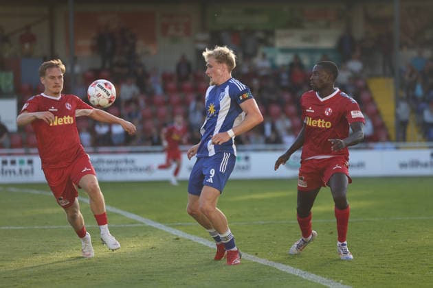 Fußball I Herren I Saison 2026 2027 I Regionalliga Nord I 3.Spieltag I Eintracht Norderstedt - BSV Kickers Emden I 12.08.2026 Theo Schröder (9, BSV Kickers Emden) Komlan Manasse Fionouke (26, FC Eintracht Norderstedt) Norderstedt Edmund Plambeck Stadion Schleswig-Holstein Deutschland *** Soccer I Men s I 2026–2027 Season I Regionalliga Nord I Matchday 3 I Eintracht Norderstedt vs. BSV Kickers Emden I August 12, 2026 Theo Schröder 9, BSV Kickers Emden Komlan Manasse Fionouke 26, FC Eintracht Norderstedt, Edmund Plambeck Stadium, Norderstedt, Schleswig-Holstein, Germany Copyright: xLobeca RalfxHomburgx