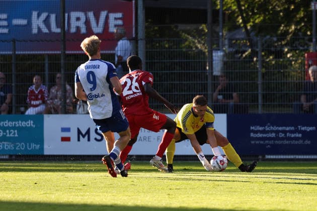 Fußball I Herren I Saison 2026 2027 I Regionalliga Nord I 3.Spieltag I Eintracht Norderstedt - BSV Kickers Emden I 12.08.2026 Theo Schröder (9, BSV Kickers Emden) Komlan Manasse Fionouke (26, FC Eintracht Norderstedt) Lars Huxsohl (1, FC Eintracht Norderstedt) Norderstedt Edmund Plambeck Stadion Schleswig-Holstein Deutschland *** Soccer I Men I 2026–2027 Season I Regionalliga Nord I Matchday 3 I Eintracht Norderstedt vs. BSV Kickers Emden I August 12, 2026 Theo Schröder 9, BSV Kickers Emden: Komlan Manasse Fionouke 26, FC Eintracht Norderstedt: Lars Huxsohl 1, FC Eintracht Norderstedt, Edmund Plambeck Stadium, Norderstedt, Schleswig-Holstein, Germany Copyright: xLobeca RalfxHomburgx