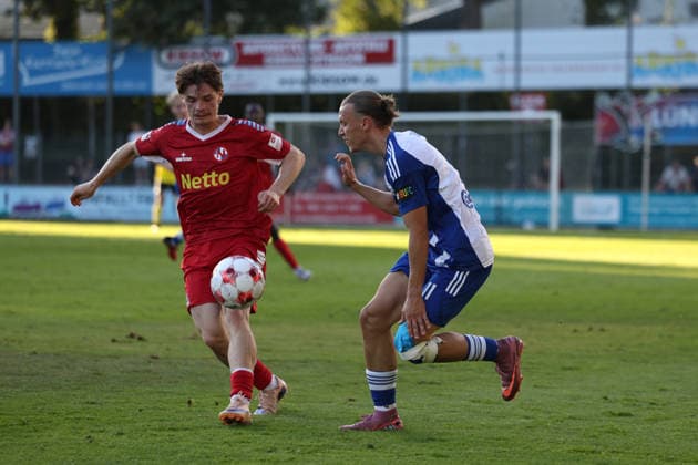 Fußball I Herren I Saison 2026 2027 I Regionalliga Nord I 3.Spieltag I Eintracht Norderstedt - BSV Kickers Emden I 12.08.2026 Leo Bera (22, FC Eintracht Norderstedt) Matti Tjaden (11, BSV Kickers Emden) Norderstedt Edmund Plambeck Stadion Schleswig-Holstein Deutschland *** Soccer I Men s I 2026–2027 Season I Regionalliga Nord I Matchday 3 I Eintracht Norderstedt vs. BSV Kickers Emden I August 12, 2026 Leo Bera 22, FC Eintracht Norderstedt Matti Tjaden 11, BSV Kickers Emden, Edmund Plambeck Stadium, Norderstedt, Schleswig-Holstein, Germany Copyright: xLobeca RalfxHomburgx