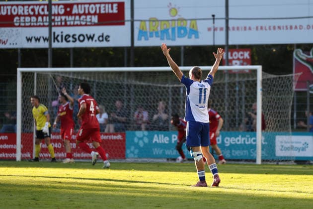 Fußball I Herren I Saison 2026 2027 I Regionalliga Nord I 3.Spieltag I Eintracht Norderstedt - BSV Kickers Emden I 12.08.2026 Matti Tjaden (11, BSV Kickers Emden) jueblt zu früh Norderstedt Edmund Plambeck Stadion Schleswig-Holstein Deutschland *** Soccer I Men s I 2026–2027 Season I Regionalliga Nord I Matchday 3 I Eintracht Norderstedt vs. BSV Kickers Emden I August 12, 2026 Matti Tjaden 11, BSV Kickers Emden Celebrates Too Soon at the Edmund Plambeck Stadium in Norderstedt, Schleswig-Holstein, Germany Copyright: xLobeca RalfxHomburgx
