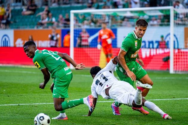 SOCCER - UEFA ECL, Rapid vs Paide VIENNA,AUSTRIA,12.AUG.26 - SOCCER - UEFA Conference League, qualification, SK Rapid Wien vs Paide Linnameeskond. Image shows Romeo Amane (Rapid), Modou Sohna (Paide) and Jonas Auer (Rapid).  GEPAxpictures xKevinxHackner