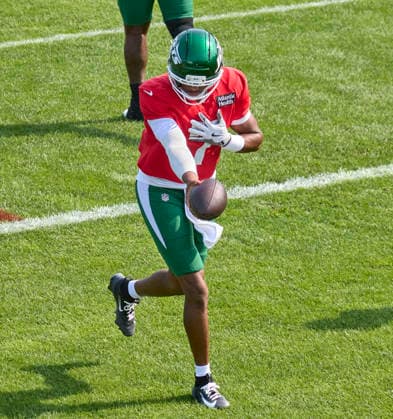 New York Jets quarterback Geno Smith (7) participate during a joint practice with the Tampa Bay Buccaneers during training camp at the Atlantic Health Jets Training Center, Florham Park, New Jersey. CSM Florham Park United States - ZUMAc04_ 20260812_zma_c04_014 Copyright: xDuncanxWilliamsx