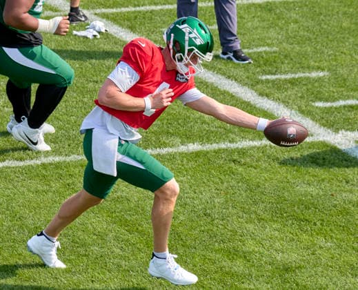 New York Jets quarterback Brady Cook (4) participate during a joint practice with the Tampa Bay Buccaneers during training camp at the Atlantic Health Jets Training Center, Florham Park, New Jersey. CSM Florham Park United States - ZUMAc04_ 20260812_zma_c04_022 Copyright: xDuncanxWilliamsx