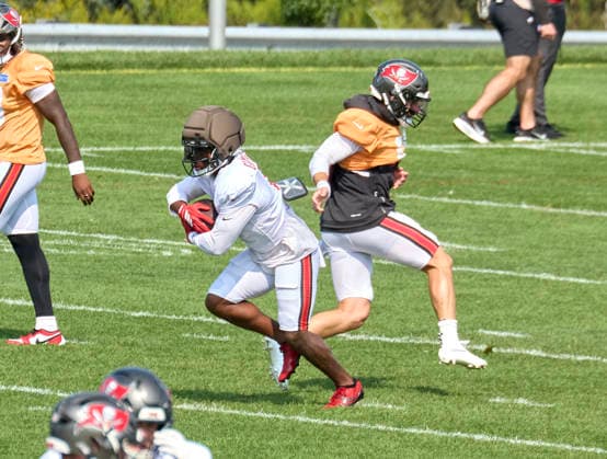 Tampa Bay Buccaneers quarterback Baker Mayfield (6) and running back Kenny Gainwell (1) participate during a joint practice with the New York Jets during training camp at the Atlantic Health Jets Training Center, Florham Park, New Jersey. CSM Florham Park United States - ZUMAc04_ 20260812_zma_c04_038 Copyright: xDuncanxWilliamsx