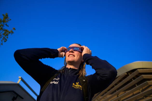 260812 Sarah Sjöström of Sweden watches the solar eclipse through protective glasses after women™s 50 meters butterfly swimming final during day 13 of the 2026 European Aquatics Championships on August 12, 2026 in Saint-Denis. Photo: Joel Marklund BILDBYRAN kod JM JM0840 bbeng simning swimming svomming 2026 european aquatics championships em dam Sverige Sweden EM-guld guld medalj guldmedalj solförmörkelse *** August 12, 2026: Sarah Sjöström of Sweden watches the solar eclipse through protective glasses after the women’s 50-meter butterfly swimming final on Day 13 of the 2026 European Aquatics Championships in Saint-Denis. 2026 in Saint-Denis. Photo by Joel Marklund. BILDBYRAN code JM JM0840 bbeng swimming 2026 European Aquatics Championships European Championships women s Sweden European Championships gold gold medal solar eclipse  Copyright: JOELxMARKLUND BB260812JM138