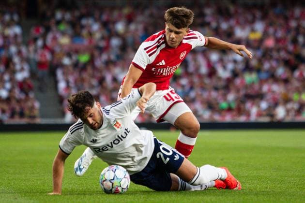 Theo Julienne of Arsenal fouls Martin Baturina of Como during the Friendly match between Arsenal and Como Arsenal v Como, Preseason Friendly, Football, Emirates Stadium, London - 12 Aug 2026London Emirates Stadium United Kingdom  Copyright: xSeanxTroup Shutterstockx 17064767x