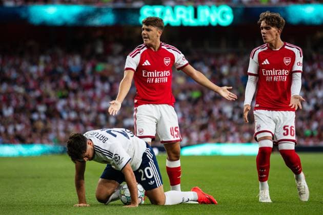 Theo Julienne of Arsenal complains to the linesman after a foul during the Friendly match between Arsenal and Como Arsenal v Como, Preseason Friendly, Football, Emirates Stadium, London - 12 Aug 2026London Emirates Stadium United Kingdom  Copyright: xSeanxTroup Shutterstockx 17064767z