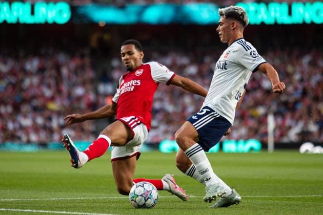 Ethan Nwaneri of Arsenal closes down Alex Valle of Como during the Friendly match between Arsenal and Como Arsenal v Como, Preseason Friendly, Football, Emirates Stadium, London - 12 Aug 2026London Emirates Stadium United Kingdom  Copyright: xSeanxTroup Shutterstockx 17064767w