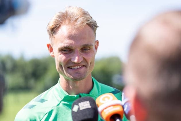 12.08.2026, GER Deutschland, Fussball, Saison 2026 2027, Trainingslager Werder Bremen, Tag 3. des Trainingslagers von SV Werder Bremen in Harsewinkel-Marienfeld, 2. Trainingseinheit des Tages Amos Pieper (SV Werder Bremen, 5) im Interview nach dem Training Harsewinkel-Marienfeld Hotel-Residence Klosterpforte Nordrhein-Westfalen (NRW) Deutschland *** August 12, 2026, GER Germany, Soccer, 2026–2027 Season, Werder Bremen Training Camp, Day 3 of SV Werder Bremen’s training camp in Harsewinkel Marienfeld, 2nd training session of the day: Amos Pieper (SV Werder Bremen), 5 in an interview after training at the Hotel Residence Klosterpforte in Harsewinkel Marienfeld, North Rhine-Westphalia (NRW), Germany Copyright: xnordphotoxGmbHx xChristianxSchulzex
