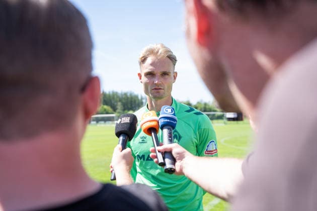 12.08.2026, GER Deutschland, Fussball, Saison 2026 2027, Trainingslager Werder Bremen, Tag 3. des Trainingslagers von SV Werder Bremen in Harsewinkel-Marienfeld, 2. Trainingseinheit des Tages Amos Pieper (SV Werder Bremen, 5) im Interview nach dem Training Harsewinkel-Marienfeld Hotel-Residence Klosterpforte Nordrhein-Westfalen (NRW) Deutschland *** August 12, 2026, GER Germany, Soccer, 2026–2027 Season, Werder Bremen Training Camp, Day 3 of SV Werder Bremen’s training camp in Harsewinkel Marienfeld, 2nd training session of the day: Amos Pieper (SV Werder Bremen), 5 in an interview after training at the Hotel Residence Klosterpforte in Harsewinkel Marienfeld, North Rhine-Westphalia (NRW), Germany Copyright: xnordphotoxGmbHx xChristianxSchulzex