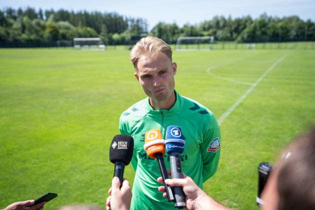 12.08.2026, GER Deutschland, Fussball, Saison 2026 2027, Trainingslager Werder Bremen, Tag 3. des Trainingslagers von SV Werder Bremen in Harsewinkel-Marienfeld, 2. Trainingseinheit des Tages Amos Pieper (SV Werder Bremen, 5) im Interview nach dem Training Harsewinkel-Marienfeld Hotel-Residence Klosterpforte Nordrhein-Westfalen (NRW) Deutschland *** August 12, 2026, GER Germany, Soccer, 2026–2027 Season, Werder Bremen Training Camp, Day 3 of SV Werder Bremen’s training camp in Harsewinkel Marienfeld, 2nd training session of the day: Amos Pieper (SV Werder Bremen), 5 in an interview after training at the Hotel Residence Klosterpforte in Harsewinkel Marienfeld, North Rhine-Westphalia (NRW), Germany Copyright: xnordphotoxGmbHx xChristianxSchulzex