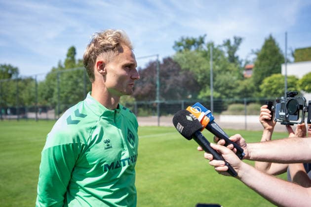 12.08.2026, GER Deutschland, Fussball, Saison 2026 2027, Trainingslager Werder Bremen, Tag 3. des Trainingslagers von SV Werder Bremen in Harsewinkel-Marienfeld, 2. Trainingseinheit des Tages Amos Pieper (SV Werder Bremen, 5) im Interview nach dem Training Harsewinkel-Marienfeld Hotel-Residence Klosterpforte Nordrhein-Westfalen (NRW) Deutschland *** August 12, 2026, GER Germany, Soccer, 2026–2027 Season, Werder Bremen Training Camp, Day 3 of SV Werder Bremen’s training camp in Harsewinkel Marienfeld, 2nd training session of the day: Amos Pieper (SV Werder Bremen), 5 in an interview after training at the Hotel Residence Klosterpforte in Harsewinkel Marienfeld, North Rhine-Westphalia (NRW), Germany Copyright: xnordphotoxGmbHx xChristianxSchulzex