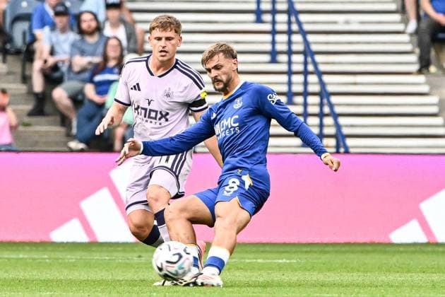 Newcastle United v Everton Pre-Season Friendly Harvey Barnes of Newcastle United and Kiernan Dewsbury-Hall of Everton during the Pre-Season Friendly match at Scottish Gas Murrayfield Stadium, Edinburgh 12 08 2026 UK Newspapers OUT Copyright: xJamiexJohnstonx FIL-23757-0198