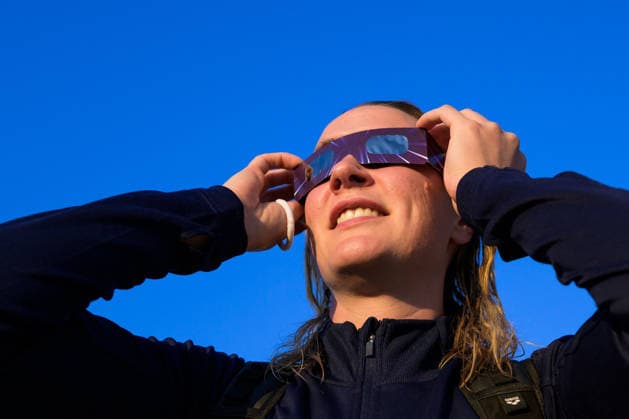 260812 Sarah Sjöström of Sweden watches the solar eclipse through protective glasses after women™s 50 meters butterfly swimming final during day 13 of the 2026 European Aquatics Championships on August 12, 2026 in Saint-Denis. Photo: Joel Marklund BILDBYRAN kod JM JM0840 bbeng simning swimming svomming 2026 european aquatics championships em dam Sverige Sweden EM-guld guld medalj guldmedalj solförmörkelse *** August 12, 2026: Sarah Sjöström of Sweden watches the solar eclipse through protective glasses after the women’s 50-meter butterfly swimming final on Day 13 of the 2026 European Aquatics Championships in Saint-Denis. 2026 in Saint-Denis. Photo by Joel Marklund. BILDBYRAN code JM JM0840 bbeng swimming 2026 European Aquatics Championships European Championships women s Sweden European Championships gold gold medal solar eclipse  Copyright: JOELxMARKLUND BB260812JM144