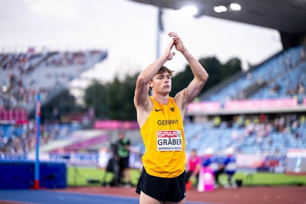 12.08.2026, GBR, Leichtathletik, Europameisterschaft 2026, Morgensession Tag 3, Birmingham Amadeus Gräber ( Deutschland ) motiviert die Zuschauer Fans, dahinter Tribünen mit vielen leeren Plätzen, Zehnkampf Herren, Hochsprung Birmingham Alexander Stadium England Großbritannien *** August 12, 2026, GBR, Track and Field, 2026 European Championships, Morning Session, Day 3, Birmingham; Amadeus Gräber of Germany fires up the crowd; behind him, the stands are filled with many empty seats; Men’s Decathlon, High Jump; Birmingham Alexander Stadium, England, United Kingdom Copyright: xNordphoto Memmlerx