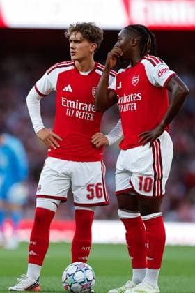 Max Dowman (left) and Eberechi Eze (right) of Arsenal have a discussion Arsenal vs Como, Club Friendlies, Emirates Stadium, London, UK - 12 Aug 2026London Emirates Stadium United Kingdom  Copyright: xMattxImpey Shutterstockx 17068381y