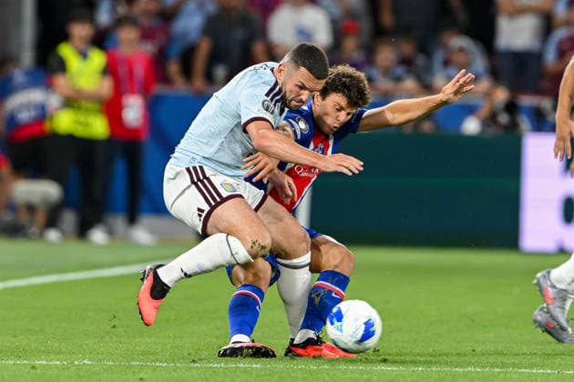 SOCCER - UEFA Super Cup, PSG vs Aston Villa SALZBURG,AUSTRIA,12.AUG.26 - SOCCER - UEFA Super Cup, Paris Saint-Germain vs Aston Villa FC. Image shows John McGinn (Aston Villa) and Joao Neves (PSG).  GEPAxpictures xDanielxSchoenherr