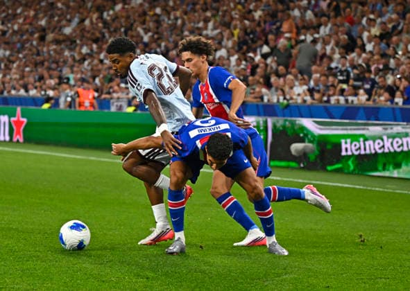 12.08.2026, Fussball UEFA-Supercup 2026: Finale in Salzburg (Österreich), Paris St. Germain - Aston Villa, in der Red Bull Arena (Wals bei Salzburg). v.l. Ian Maatsen (Aston Villa) gegen Achraf Hakimi (FC Paris Saint-Germain) ***DFL and DFB regulations prohibit any use of photographs as image sequences and or quasi-video.*** *** August 12, 2026, 2026 UEFA Super Cup Final in Salzburg, Austria: Paris Saint-Germain vs. Aston Villa, at the Red Bull Arena in Wals near Salzburg. From left: Ian Maatsen (Aston Villa) vs. Achraf Hakimi (Paris Saint-Germain). ***DFL and DFB regulations prohibit any use of photographs as image sequences and or quasi-video.***