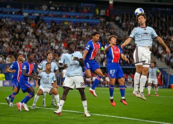 12.08.2026, Fussball UEFA-Supercup 2026: Finale in Salzburg (Österreich), Paris St. Germain - Aston Villa, in der Red Bull Arena (Wals bei Salzburg). Paul Torres (re, Aston Villa) ***DFL and DFB regulations prohibit any use of photographs as image sequences and or quasi-video.*** *** August 12, 2026, Soccer: 2026 UEFA Super Cup Final in Salzburg, Austria; Paris Saint-Germain vs. Aston Villa, at the Red Bull Arena in Wals near Salzburg; Paul Torres (right), Aston Villa ***DFL and DFB regulations prohibit any use of photographs as image sequences and or quasi-video***
