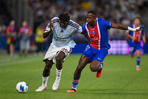 SOCCER - UEFA Super Cup, PSG vs Aston Villa SALZBURG,AUSTRIA,12.AUG.26 - SOCCER - UEFA Super Cup, Paris Saint-Germain vs Aston Villa FC. Image shows Brian Madko (Aston Villa) and Willian Pacho (PSG).  GEPAxpictures xDanielxSchoenherr