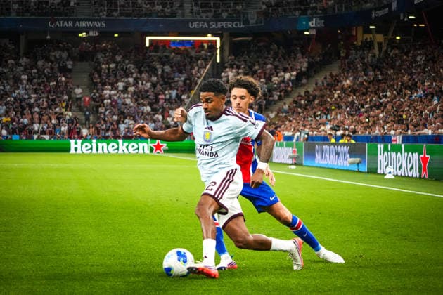 Fussball: Österreich: UEFA Super Cup 2026 - Finale, 12.08.2026 - Paris Saint-Germain (PSG - Frankreich) vs. Aston Villa FC (England) - Stadion Salzburg (Salzburg, Österreich); Ian Maatsen (Aston Villa FC) mit Maghnes Akliouche (Paris Saint Germain) *** Soccer Austria 2026 UEFA Super Cup Final, August 12, 2026 Paris Saint-Germain (PSG) France vs. Aston Villa FC England Salzburg Stadium, Salzburg, Austria Ian Maatsen Aston Villa FC with Maghnes Akliouche Paris Saint-Germain Copyright: xLukasxBierederx