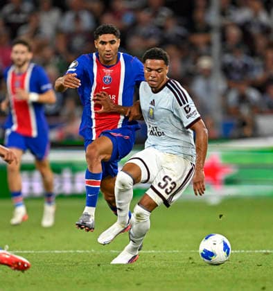 12.08.2026, Fussball UEFA-Supercup 2026: Finale in Salzburg (Österreich), Paris St. Germain - Aston Villa, in der Red Bull Arena (Wals bei Salzburg). v.l. Achraf Hakimi (FC Paris Saint-Germain) gegen George Hemmings (Aston Villa) ***DFL and DFB regulations prohibit any use of photographs as image sequences and or quasi-video.*** *** August 12, 2026, Soccer: 2026 UEFA Super Cup Final in Salzburg, Austria; Paris Saint-Germain vs. Aston Villa at the Red Bull Arena in Wals near Salzburg. From left: Achraf Hakimi (Paris Saint-Germain) vs. George Hemmings (Aston Villa). ***DFL and DFB regulations prohibit any use of photographs as image sequences and or quasi-video.***