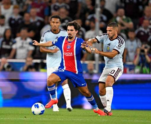 12.08.2026, Fussball UEFA-Supercup 2026: Finale in Salzburg (Österreich), Paris St. Germain - Aston Villa, in der Red Bull Arena (Wals bei Salzburg). v.l. Vitinha (FC Paris Saint-Germain) gegen Emiliano Buendia (Aston Villa) ***DFL and DFB regulations prohibit any use of photographs as image sequences and or quasi-video.*** *** August 12, 2026, Soccer: 2026 UEFA Super Cup Final in Salzburg, Austria; Paris Saint-Germain vs. Aston Villa at the Red Bull Arena in Wals near Salzburg—featuring Vitinha of Paris Saint-Germain against Emiliano Buendia of Aston Villa ***DFL and DFB regulations prohibit any use of photographs as image sequences and or quasi-video***