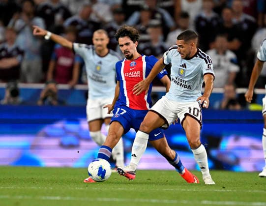 12.08.2026, Fussball UEFA-Supercup 2026: Finale in Salzburg (Österreich), Paris St. Germain - Aston Villa, in der Red Bull Arena (Wals bei Salzburg). v.l. Vitinha (FC Paris Saint-Germain) gegen Emiliano Buendia (Aston Villa) ***DFL and DFB regulations prohibit any use of photographs as image sequences and or quasi-video.*** *** August 12, 2026, Soccer: 2026 UEFA Super Cup Final in Salzburg, Austria; Paris Saint-Germain vs. Aston Villa at the Red Bull Arena in Wals near Salzburg—featuring Vitinha of Paris Saint-Germain against Emiliano Buendia of Aston Villa ***DFL and DFB regulations prohibit any use of photographs as image sequences and or quasi-video***