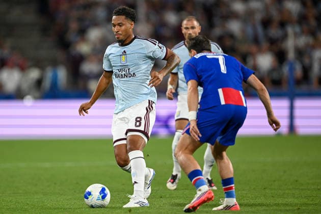 SOCCER - UEFA Super Cup, PSG vs Aston Villa SALZBURG,AUSTRIA,12.AUG.26 - SOCCER - UEFA Super Cup, Paris Saint-Germain vs Aston Villa FC. Image shows Boubacar Kamara (Aston Villa) and Khvicha Kvaratskhelia (PSG).  GEPAxpictures xDanielxSchoenherr