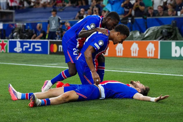 12.08.2026, xydrx, Fußball, UEFA Super Cup, Finale, Paris Saint-Germain - Aston Villa, Saison 2026 2027, Red Bull Arena: Torjubel nach dem Tor zum 1:0 für Paris Saint-Germain durch Torschütze Khvicha Kvaratskhelia (Paris Saint-Germain, 7) zusammen mit Desire Doue (Paris Saint-Germain, 14) und Nuno Mendes (Paris Saint-Germain, 25) Regulations prohibit any use of photographs as image sequences and or quasi-video. *** August 12, 2026, xydrx, Soccer, UEFA Super Cup, Final, Paris Saint-Germain vs. Aston Villa, 2026–2027 season, Celebrations at Red Bull Arena after Paris Saint-Germain’s 1–0 goal scored by Khvicha Kvaratskhelia (No. 7), along with Desire Doue (No. 14) and Nuno Mendes (No. 25. Regulations prohibit any use of photographs as image sequences and or quasi-video. Copyright: HMBxMedia YannisxDreimann