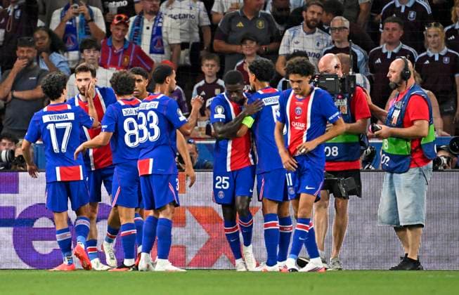 12.08.2026, Fussball UEFA-Supercup 2026: Finale in Salzburg (Österreich), Paris St. Germain - Aston Villa, in der Red Bull Arena (Wals bei Salzburg). Torjubel rund um Khvicha Kvaratskhelia (FC Paris Saint-Germain) ***DFL and DFB regulations prohibit any use of photographs as image sequences and or quasi-video.*** *** August 12, 2026, Soccer: 2026 UEFA Super Cup Final in Salzburg, Austria, Paris Saint-Germain vs. Aston Villa, at the Red Bull Arena in Wals near Salzburg; goal celebrations centered around Khvicha Kvaratskhelia of Paris Saint-Germain ***DFL and DFB regulations prohibit any use of photographs as image sequences and or quasi-video***