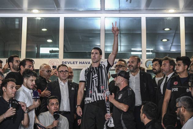 Serbian soccer player Dusan Vlahovic in Istanbul ISTANBUL, TURKIYE - AUGUST 12 : Serbian soccer player Dusan Vlahovic arrives in Istanbul as Besiktas announces the initiation of transfer negotiations with the player, on August 12, 2026 in Istanbul, Turkiye. Murat Sengul Anadolu Istanbul Turkey. Editorial use only. Please get in touch for any other usage.  Copyright: x2026xAnadoluxMuratxSengulx