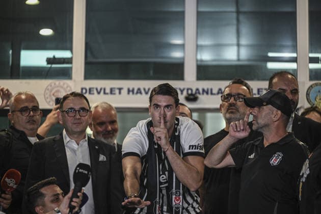 Serbian soccer player Dusan Vlahovic in Istanbul ISTANBUL, TURKIYE - AUGUST 12 : Serbian soccer player Dusan Vlahovic arrives in Istanbul as Besiktas announces the initiation of transfer negotiations with the player, on August 12, 2026 in Istanbul, Turkiye. Murat Sengul Anadolu Istanbul Turkey. Editorial use only. Please get in touch for any other usage.  Copyright: x2026xAnadoluxMuratxSengulx