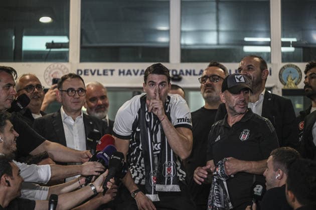 Serbian soccer player Dusan Vlahovic in Istanbul ISTANBUL, TURKIYE - AUGUST 12 : Serbian soccer player Dusan Vlahovic arrives in Istanbul as Besiktas announces the initiation of transfer negotiations with the player, on August 12, 2026 in Istanbul, Turkiye. Murat Sengul Anadolu Istanbul Turkey. Editorial use only. Please get in touch for any other usage.  Copyright: x2026xAnadoluxMuratxSengulx