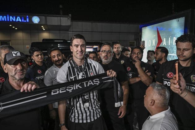 Serbian soccer player Dusan Vlahovic in Istanbul ISTANBUL, TURKIYE - AUGUST 12 : Serbian soccer player Dusan Vlahovic arrives in Istanbul as Besiktas announces the initiation of transfer negotiations with the player, on August 12, 2026 in Istanbul, Turkiye. Murat Sengul Anadolu Istanbul Turkey. Editorial use only. Please get in touch for any other usage.  Copyright: x2026xAnadoluxMuratxSengulx